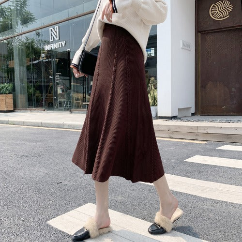 Knee-length skirt with wool skirt