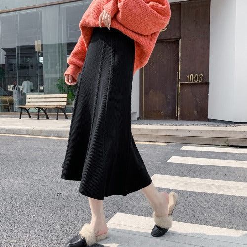Knee-length skirt with wool skirt
