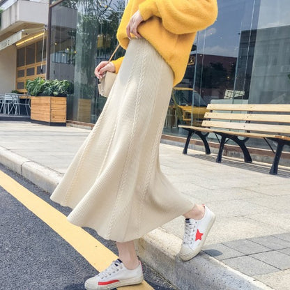 Knee-length skirt with wool skirt