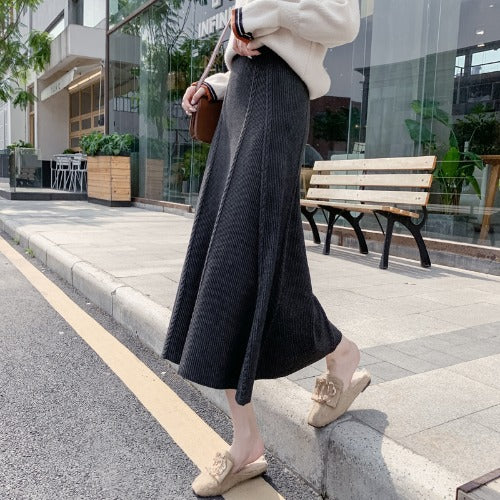 Knee-length skirt with wool skirt